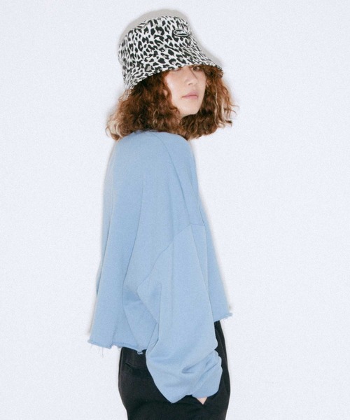 X-girl(エックスガール)の「PRISM PATCH CROPPED CREW SWEAT TOP(スウェット・レディース・ベージュ/ブラック/アッシュ/ライトブルー・S/M)」の13枚目の写真