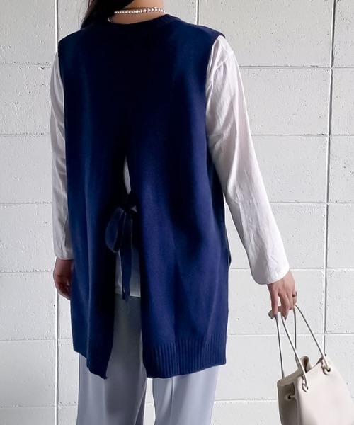 me+em select（ミームセレクト）の「【 8color 】バックオープンスリットニットベスト（ベスト・レディース・ブラック/ベージュ/ネイビー/ブラウン/カーキ/ピンク/アイボリー/スモークピンク・FREE）」の6枚目の写真