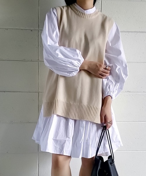 me+em select（ミームセレクト）の「【 8color 】バックオープンスリットニットベスト（ベスト・レディース・ブラック/ベージュ/ネイビー/ブラウン/カーキ/ピンク/アイボリー/スモークピンク・FREE）」の2枚目の写真