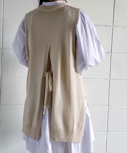 me+em select（ミームセレクト）の「【 8color 】バックオープンスリットニットベスト（ベスト・レディース・ブラック/ベージュ/ネイビー/ブラウン/カーキ/ピンク/アイボリー/スモークピンク・FREE）」の15枚目の写真