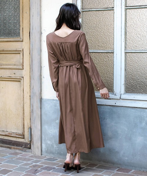 Julia Boutique（ジュリアブティック）の「柄＆無地ゴールドポイントVネック長袖ロングワンピース/21528（ワンピース・レディース・ベージュ系/モカ/ブラック・ONE）」の4枚目の写真