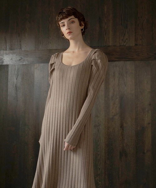 MIELI INVARIANT(ミエリインヴァリアント)の「Puff Shoulder Knit Dress(ワンピース・レディース・ブラック/ベージュ/ブルー・FREE)」の2枚目の写真