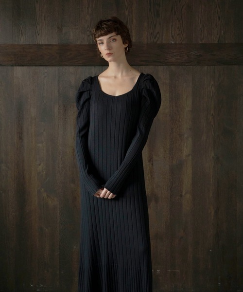 MIELI INVARIANT(ミエリインヴァリアント)の「Puff Shoulder Knit Dress(ワンピース・レディース・ブラック/ベージュ/ブルー・FREE)」の1枚目の写真