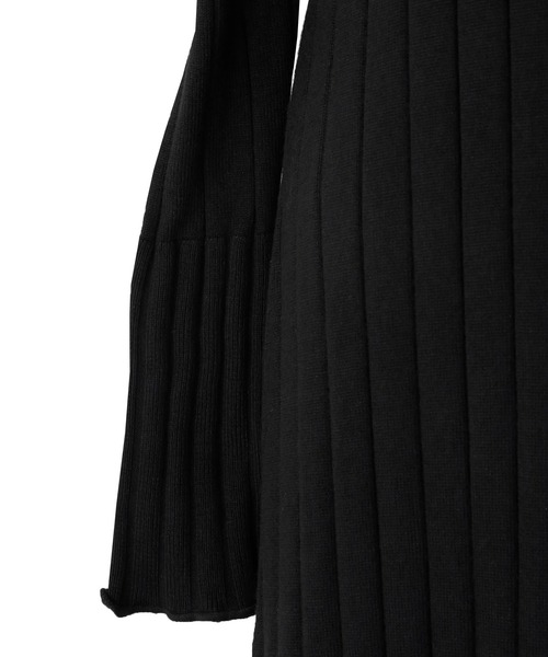 MIELI INVARIANT(ミエリインヴァリアント)の「Puff Shoulder Knit Dress(ワンピース・レディース・ブラック/ベージュ/ブルー・FREE)」の7枚目の写真