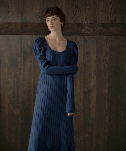 MIELI INVARIANT(ミエリインヴァリアント)の「Puff Shoulder Knit Dress(ワンピース・レディース・ブラック/ベージュ/ブルー・FREE)」の4枚目の写真