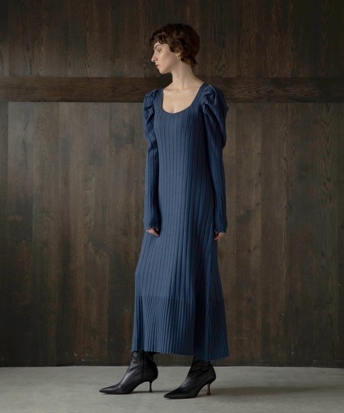 MIELI INVARIANT(ミエリインヴァリアント)の「Puff Shoulder Knit Dress(ワンピース・レディース・ブラック/ベージュ/ブルー・FREE)」の14枚目の写真