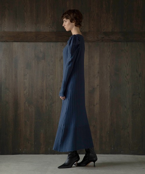 MIELI INVARIANT(ミエリインヴァリアント)の「Puff Shoulder Knit Dress(ワンピース・レディース・ブラック/ベージュ/ブルー・FREE)」の8枚目の写真