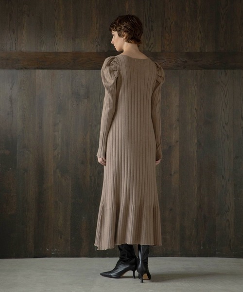 MIELI INVARIANT(ミエリインヴァリアント)の「Puff Shoulder Knit Dress(ワンピース・レディース・ブラック/ベージュ/ブルー・FREE)」の5枚目の写真