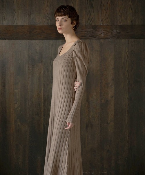 MIELI INVARIANT(ミエリインヴァリアント)の「Puff Shoulder Knit Dress(ワンピース・レディース・ブラック/ベージュ/ブルー・FREE)」の15枚目の写真