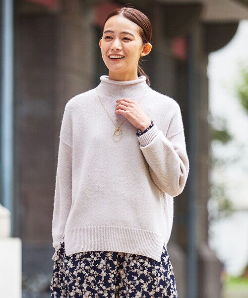 J.PRESS(ジェイプレス)の「【洗える】MERINO CASHMERE ロールネック ニット(ニット/セーター・レディース・ふじ色系/ベージュ系/アイボリー系/ピンク系/サックスブルー系・T13/T15)」の1枚目の写真