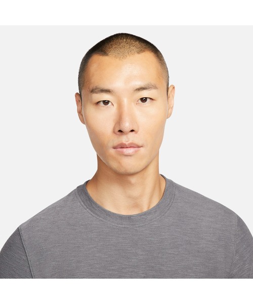 NIKE(ナイキ)の「ナイキ NIKE ナイキ DRIーFIT ヨガ コア フリース L/S トップ(スウェット・メンズ・グレー・LL/S/L/M/3L)」の6枚目の写真