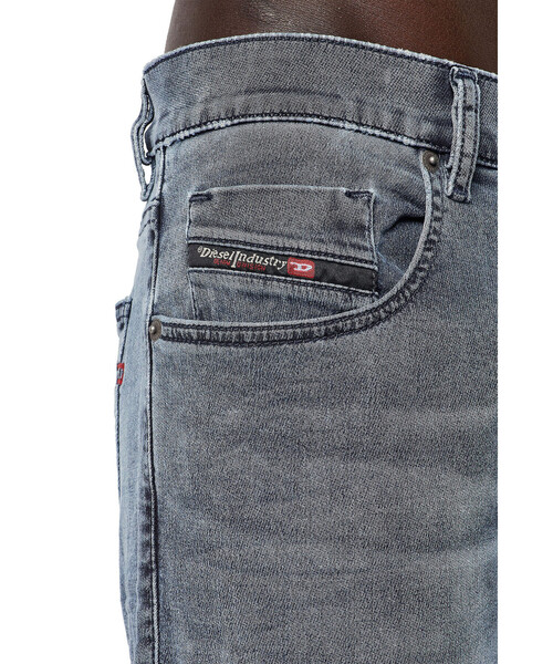 DIESEL(ディーゼル)の「DIESEL SS22 メンズ デニム ジョグジーンズ スリムフィット サステナブル(デニムパンツ・メンズ・インディゴブルー・30inch/28inch/34inch/32inch/26inch/36inch)」の10枚目の写真