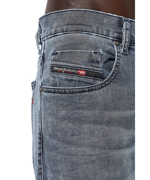 DIESEL(ディーゼル)の「DIESEL SS22 メンズ デニム ジョグジーンズ スリムフィット サステナブル(デニムパンツ・メンズ・インディゴブルー・30inch/28inch/34inch/32inch/26inch/36inch)」の12枚目の写真