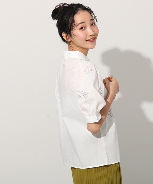 Cutie Blonde（キューティーブロンド）の「◆刺繍半袖ブラウス（シャツ/ブラウス・レディース・オフホワイト/ブルー系7・01/02/03）」の6枚目の写真