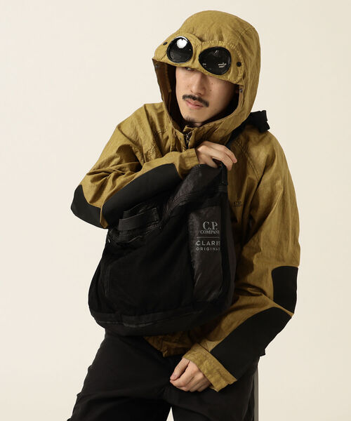 C.P. COMPANY(シーピーカンパニー)の「C.P. Company × Clarks / CROSSBODY BAG(ショルダーバッグ・メンズ・ベージュ/ブラック・ONE SIZE)」の7枚目の写真
