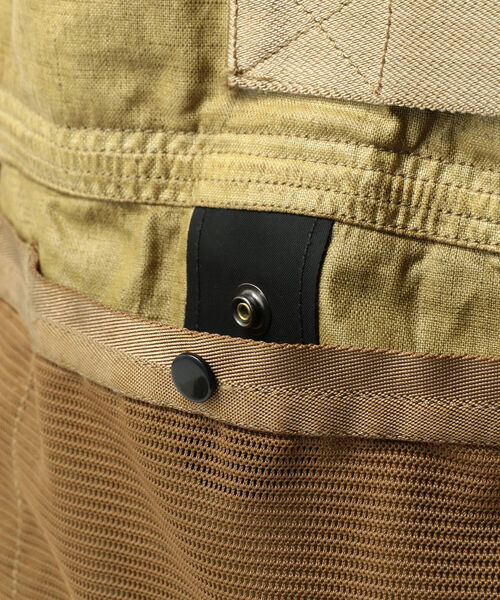 C.P. COMPANY(シーピーカンパニー)の「C.P. Company × Clarks / CROSSBODY BAG(ショルダーバッグ・メンズ・ベージュ/ブラック・ONE SIZE)」の14枚目の写真