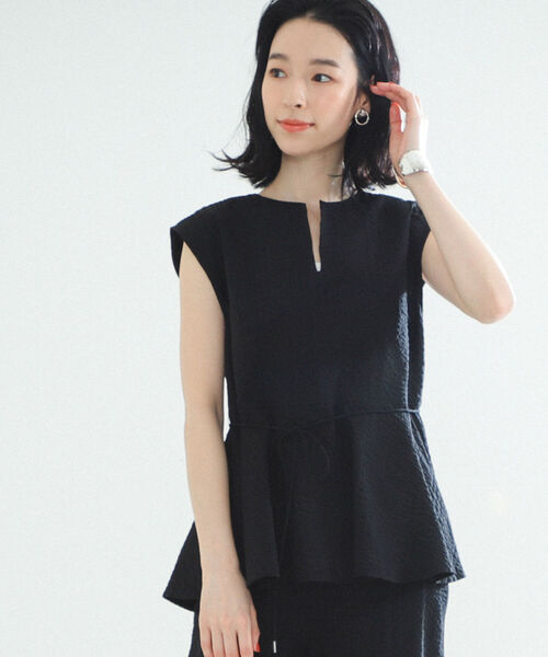 Demi-Luxe BEAMS(デミルクス ビームス)の「Demi-Luxe BEAMS / サッカー ぺプラム プルオーバー(シャツ/ブラウス・レディース・ブラック/レッド/その他・38/36)」の2枚目の写真