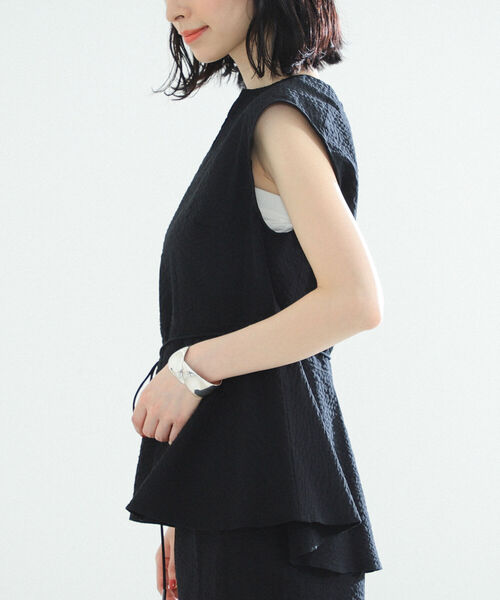 Demi-Luxe BEAMS(デミルクス ビームス)の「Demi-Luxe BEAMS / サッカー ぺプラム プルオーバー(シャツ/ブラウス・レディース・ブラック/レッド/その他・38/36)」の8枚目の写真