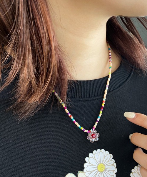 apres jour mignon(アプレジュールミニョン)の「【apresjour mignon×ARIAZ】フラワービーズネックレス(ネックレス・レディース・ブラック/ピンク/オレンジ・ONESIZE)」の1枚目の写真