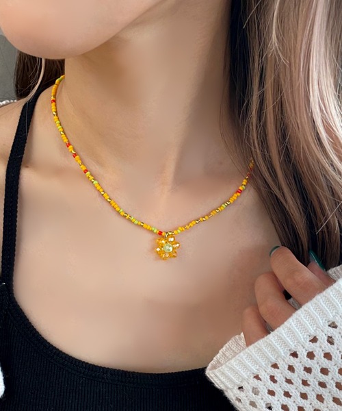 apres jour mignon(アプレジュールミニョン)の「【apresjour mignon×ARIAZ】フラワービーズネックレス(ネックレス・レディース・ブラック/ピンク/オレンジ・ONESIZE)」の3枚目の写真