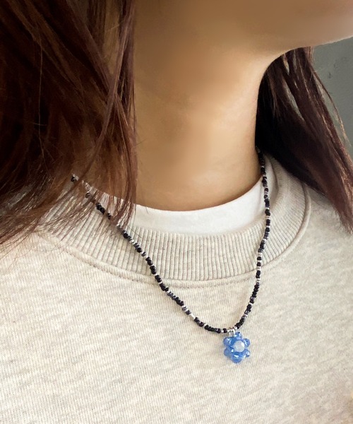 apres jour mignon(アプレジュールミニョン)の「【apresjour mignon×ARIAZ】フラワービーズネックレス(ネックレス・レディース・ブラック/ピンク/オレンジ・ONESIZE)」の2枚目の写真
