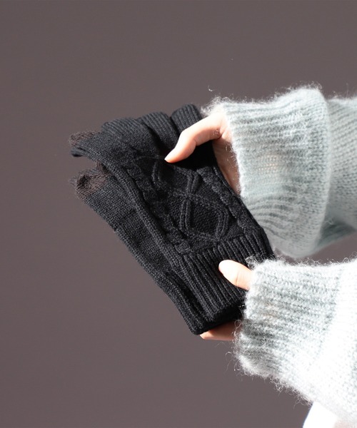 BEAMS（ビームス）の「BEAMS / ケーブル ニット グローブ（手袋・メンズ・ブラック/ブラウン系その他3/ネイビー・ONE SIZE）」の2枚目の写真