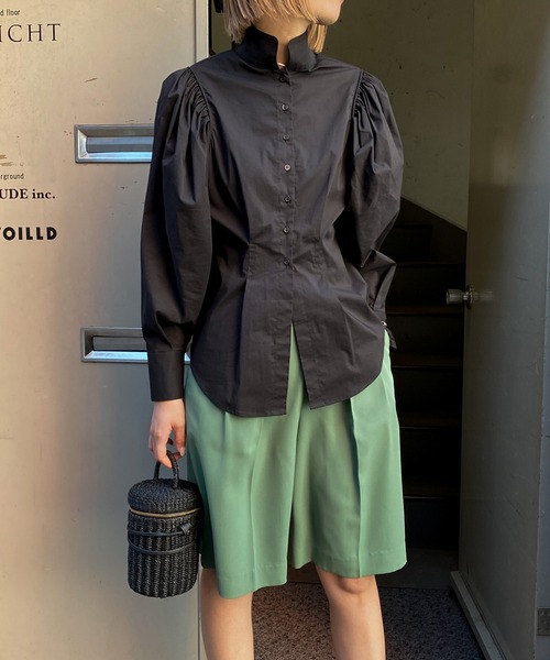 audrey and john wad（オードリーアンドジョンワッド）の「パワーショルダースタンドカラーブラウス -手洗い可-（シャツ/ブラウス・レディース・ブラック/サックスブルー/ホワイト/ベージュ・FREE）」の8枚目の写真