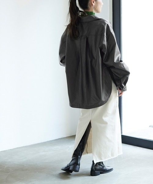 titivate(ティティベイト)の「エコレザーオーバーサイズシャツジャケット(ライダースジャケット・レディース・グレイッシュベージュ/アイボリー/ブラック・S/M)」の9枚目の写真