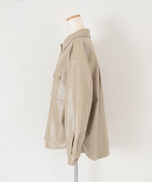 titivate(ティティベイト)の「エコレザーオーバーサイズシャツジャケット(ライダースジャケット・レディース・グレイッシュベージュ/アイボリー/ブラック・S/M)」の12枚目の写真