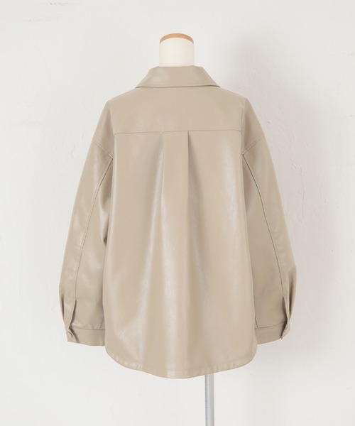 titivate(ティティベイト)の「エコレザーオーバーサイズシャツジャケット(ライダースジャケット・レディース・グレイッシュベージュ/アイボリー/ブラック・S/M)」の13枚目の写真