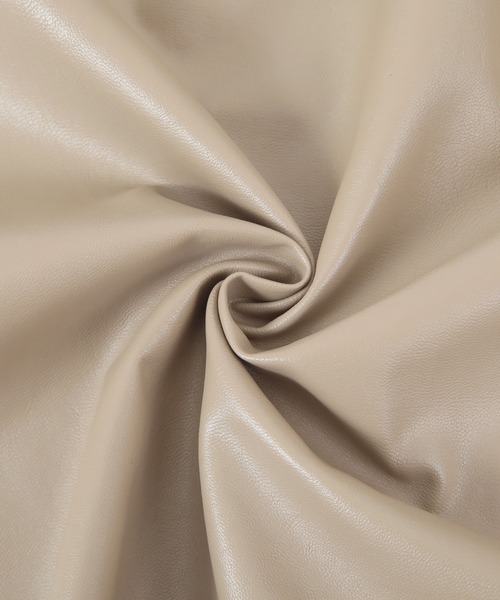 titivate(ティティベイト)の「エコレザーオーバーサイズシャツジャケット(ライダースジャケット・レディース・グレイッシュベージュ/アイボリー/ブラック・S/M)」の18枚目の写真