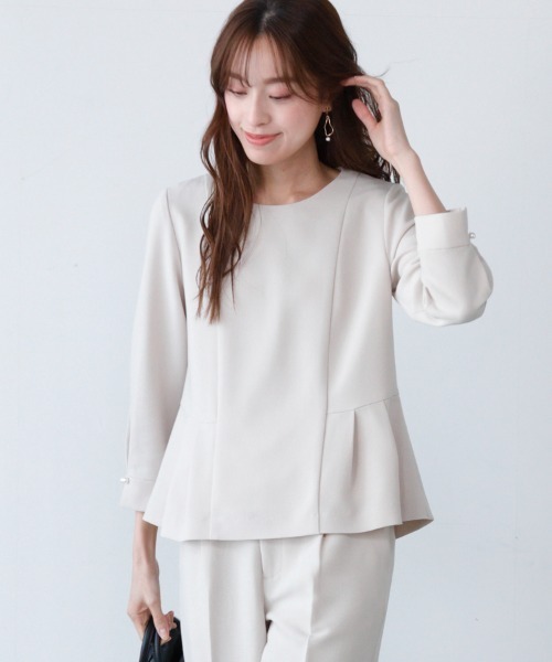 M.deux（エムドゥ）の「ペプラムブラウス（シャツ/ブラウス・レディース・ベージュ/ネイビー・MEDIUM）」の3枚目の写真