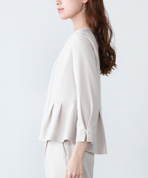 M.deux（エムドゥ）の「ペプラムブラウス（シャツ/ブラウス・レディース・ベージュ/ネイビー・MEDIUM）」の7枚目の写真