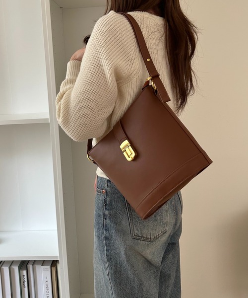 クリーム色キャンバスショルダーバッグ 新品同様COACH クリーム色キャンバスショルダーバッグ 新品同様COACH