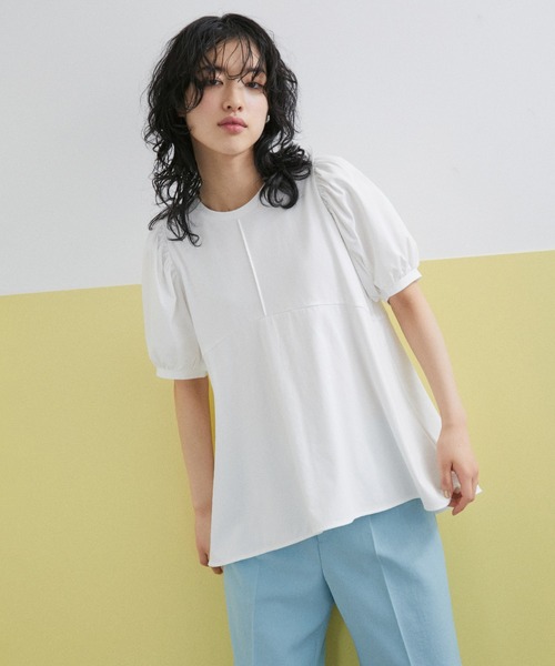 ADAM ET ROPE'(アダムエロペ)の「【サステナブル・WEB限定】ペプラムギャザースリーブプルオーバー(Tシャツ/カットソー・レディース・オフホワイト/ブラック/サックスブルー・FREE)」の2枚目の写真
