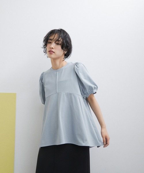 ADAM ET ROPE'(アダムエロペ)の「【サステナブル・WEB限定】ペプラムギャザースリーブプルオーバー(Tシャツ/カットソー・レディース・オフホワイト/ブラック/サックスブルー・FREE)」の3枚目の写真