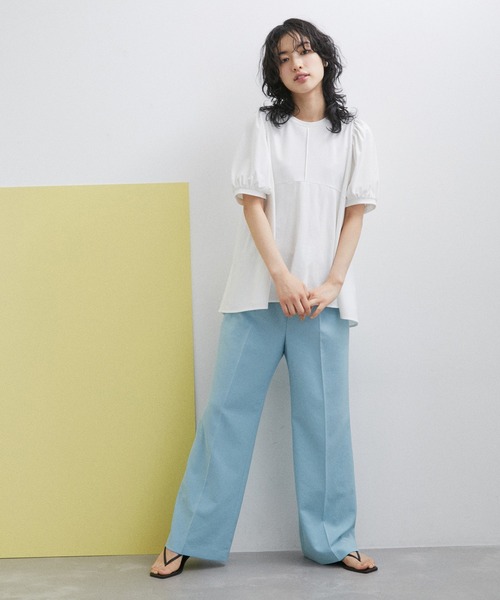 ADAM ET ROPE'(アダムエロペ)の「【サステナブル・WEB限定】ペプラムギャザースリーブプルオーバー(Tシャツ/カットソー・レディース・オフホワイト/ブラック/サックスブルー・FREE)」の5枚目の写真