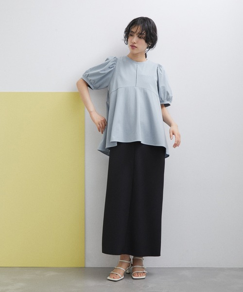 ADAM ET ROPE'(アダムエロペ)の「【サステナブル・WEB限定】ペプラムギャザースリーブプルオーバー(Tシャツ/カットソー・レディース・オフホワイト/ブラック/サックスブルー・FREE)」の7枚目の写真