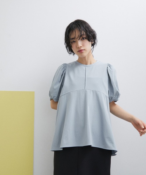ADAM ET ROPE'(アダムエロペ)の「【サステナブル・WEB限定】ペプラムギャザースリーブプルオーバー(Tシャツ/カットソー・レディース・オフホワイト/ブラック/サックスブルー・FREE)」の8枚目の写真