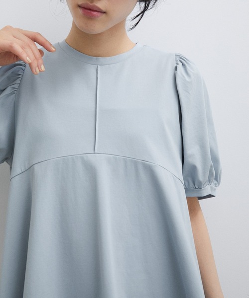 ADAM ET ROPE'(アダムエロペ)の「【サステナブル・WEB限定】ペプラムギャザースリーブプルオーバー(Tシャツ/カットソー・レディース・オフホワイト/ブラック/サックスブルー・FREE)」の9枚目の写真