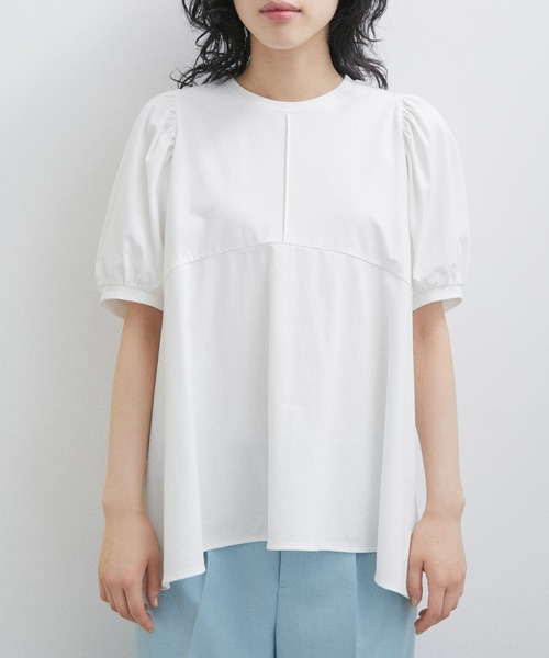 ADAM ET ROPE'(アダムエロペ)の「【サステナブル・WEB限定】ペプラムギャザースリーブプルオーバー(Tシャツ/カットソー・レディース・オフホワイト/ブラック/サックスブルー・FREE)」の10枚目の写真