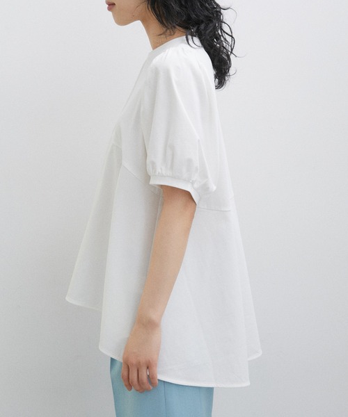 ADAM ET ROPE'(アダムエロペ)の「【サステナブル・WEB限定】ペプラムギャザースリーブプルオーバー(Tシャツ/カットソー・レディース・オフホワイト/ブラック/サックスブルー・FREE)」の11枚目の写真