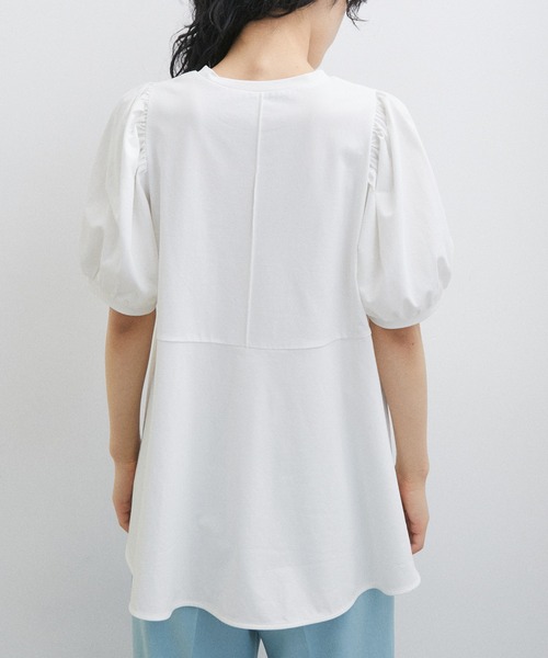 ADAM ET ROPE'(アダムエロペ)の「【サステナブル・WEB限定】ペプラムギャザースリーブプルオーバー(Tシャツ/カットソー・レディース・オフホワイト/ブラック/サックスブルー・FREE)」の12枚目の写真