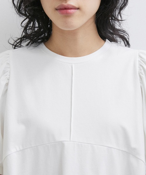ADAM ET ROPE'(アダムエロペ)の「【サステナブル・WEB限定】ペプラムギャザースリーブプルオーバー(Tシャツ/カットソー・レディース・オフホワイト/ブラック/サックスブルー・FREE)」の13枚目の写真