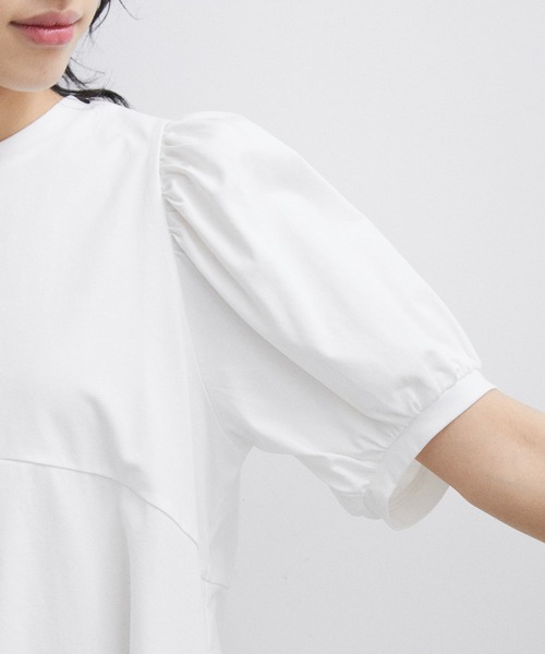 ADAM ET ROPE'(アダムエロペ)の「【サステナブル・WEB限定】ペプラムギャザースリーブプルオーバー(Tシャツ/カットソー・レディース・オフホワイト/ブラック/サックスブルー・FREE)」の14枚目の写真