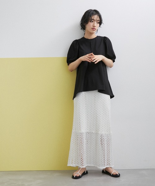 ADAM ET ROPE'(アダムエロペ)の「【サステナブル・WEB限定】ペプラムギャザースリーブプルオーバー(Tシャツ/カットソー・レディース・オフホワイト/ブラック/サックスブルー・FREE)」の20枚目の写真
