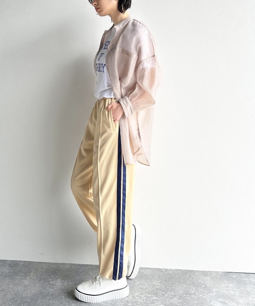 Java(ジャバ)の「《JaVa ジャバコラボ》ジャージ素材ダブルライン オーバーサイズ トラックパンツ(セットアップ可能)(スウェットパンツ・レディース・カーキ系/ブラウン/ブラック/アイボリー/ブルー・X-SMALL/LARGE/MEDIUM/SMALL/X-LARGE)」の21枚目の写真