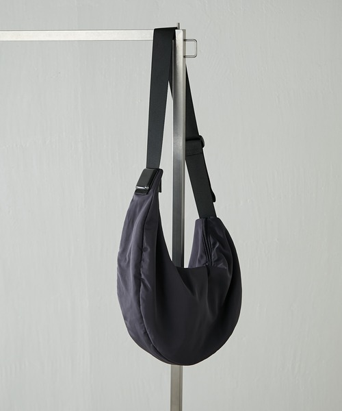 PAPILLONNER(パピヨネ)の「スクエア樹脂パーツショルダー(ショルダーバッグ・レディース・ブラック/チャコールグレー/アイボリー・FREE)」の4枚目の写真