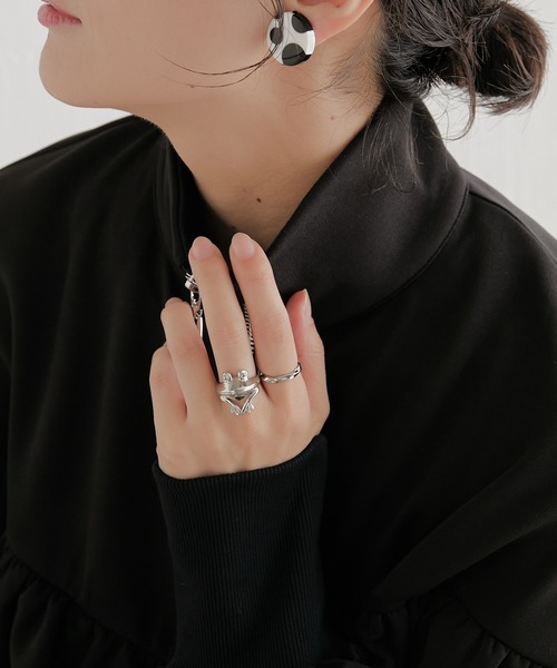 ear PAPILLONNER（イアパピヨネ）の「《WEB限定》おすましカエルリング（リング・レディース・シルバー/ゴールド・ONE SIZE）」の9枚目の写真