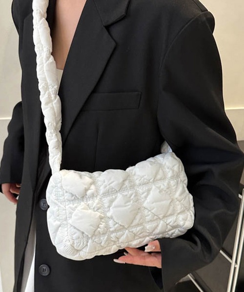 STYLEBLOCK(スタイルブロック)の「キルティングクシュクシュストラップショルダーバッグ(ショルダーバッグ・レディース・ブラック/カーキ/イエロー/ホワイト/グリーン・FREE)」の2枚目の写真